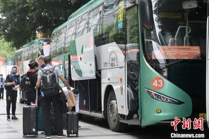 钱伯斯在长时间的伤病后复出，他需要时间来调整节奏，现在他越来越好了。